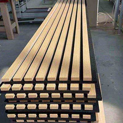 Panneau en fibres de polyester à haute densité pour matériaux de construction à isolation acoustique 600/320 mm