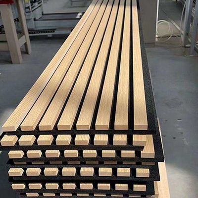 Une carte murale acoustique à fente d'absorption sonore très efficace avec un design moderne