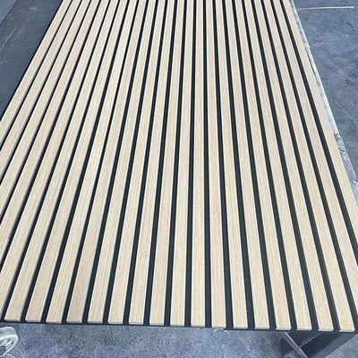 Une carte murale acoustique à fente d'absorption sonore très efficace avec un design moderne