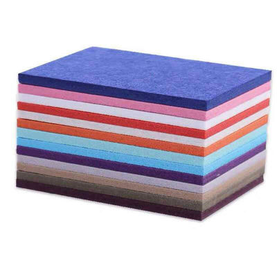 Panneaux acoustiques en fibres de polyester ignifuges
